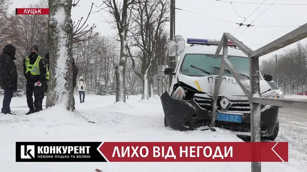 У Луцьку автомобіль поліції врізався в огорожу (фото, відео)