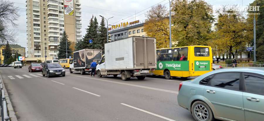 Вантажівка потрапила в аварію у центрі Луцька (фото)