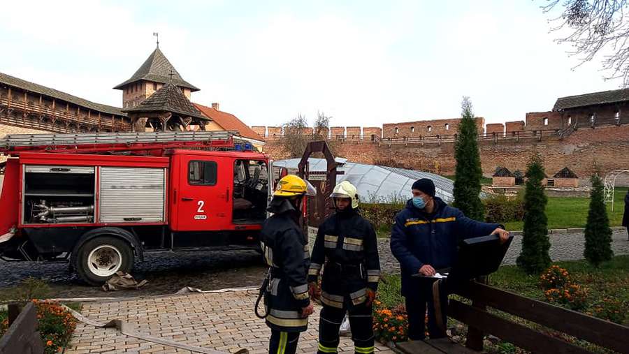 Пожежники біля Луцького замку: пояснили, що там відбувалося (фото, відео)
