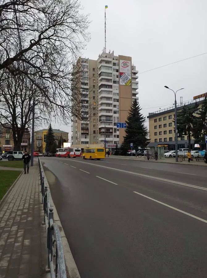 У центрі Луцька з'явилися нові дорожні знаки