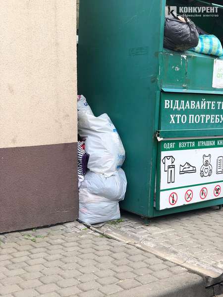 У Луцьку – переповнені соціальні контейнери: просять не залишати речі поруч (фото)