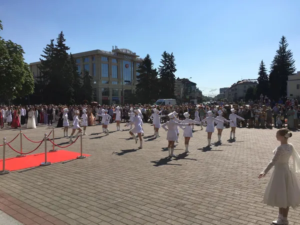 У центрі Луцька випускникам вручають медалі (фото, відео)
