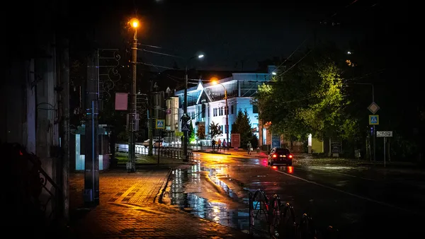 Луцьк після осіннього дощу: фотограф опублікував світлини нічного міста (фото)
