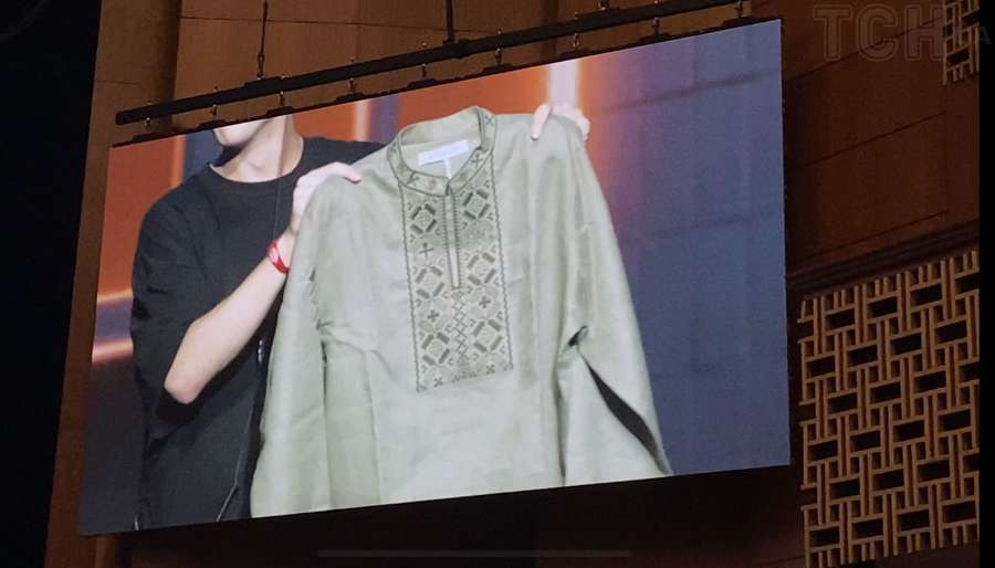 На концерті Монатіка за 2000 доларів продали вишиванку Зеленського (фото)