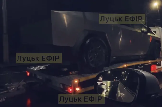 На вулицях Луцька помітили Tesla Cybertruck (відео)