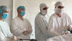 На Волині лікарі видалили пацієнту велику кісту нирки без жодного розрізу (фото)