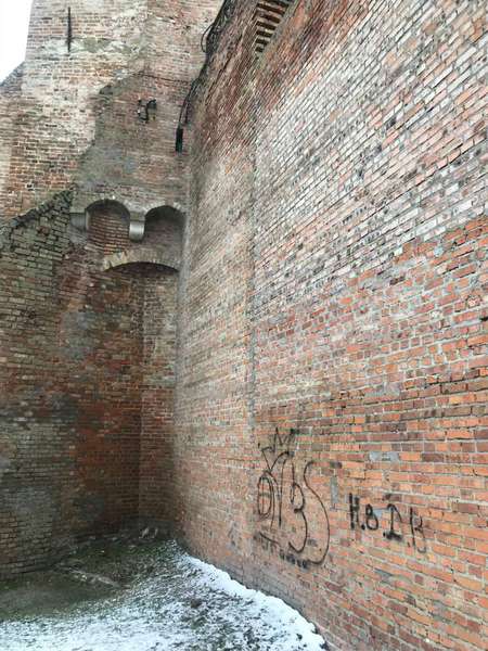 Хотіли увіковічнитися: вандали розписали стіни Луцького замку (фотофакт)