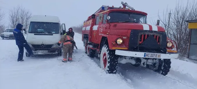 Снігова пастка: на Волині застрягли 14 авто (фото)