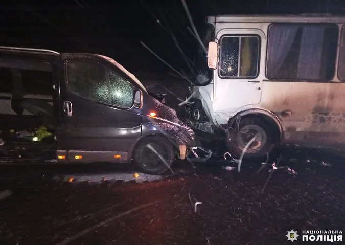 Волинянка на бусі протаранила автобус: постраждала вона і троє її дітей (фото)