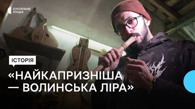 Скрипка-довбанка, волинська ліра і ріжок: лучанин у гаражі робить музичні інструменти (фото, відео)