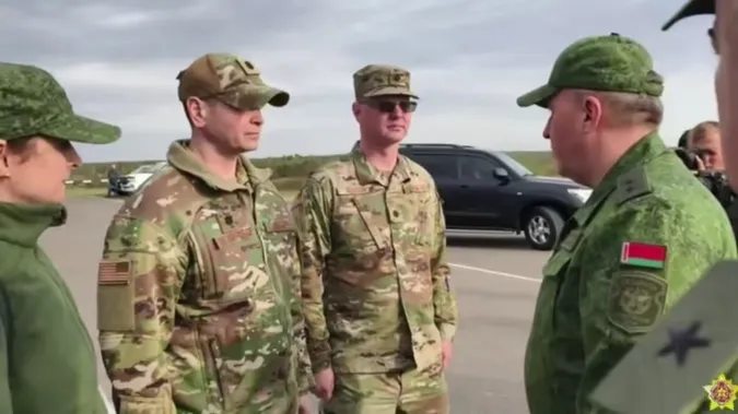 Двоє військових США і міністр оборони Білорусі Віктор Хренін. фото: скриншот