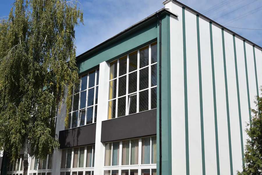 Як виглядає оновлений фасад луцької гімназії №4 (фото)