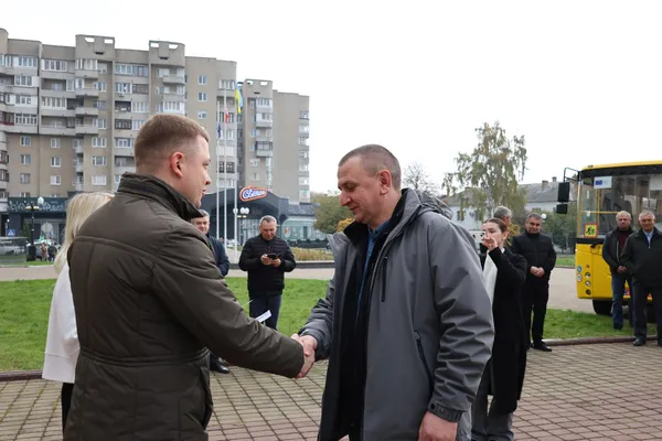 Чотири волинські громади отримали сучасні шкільні автобуси (фото)
