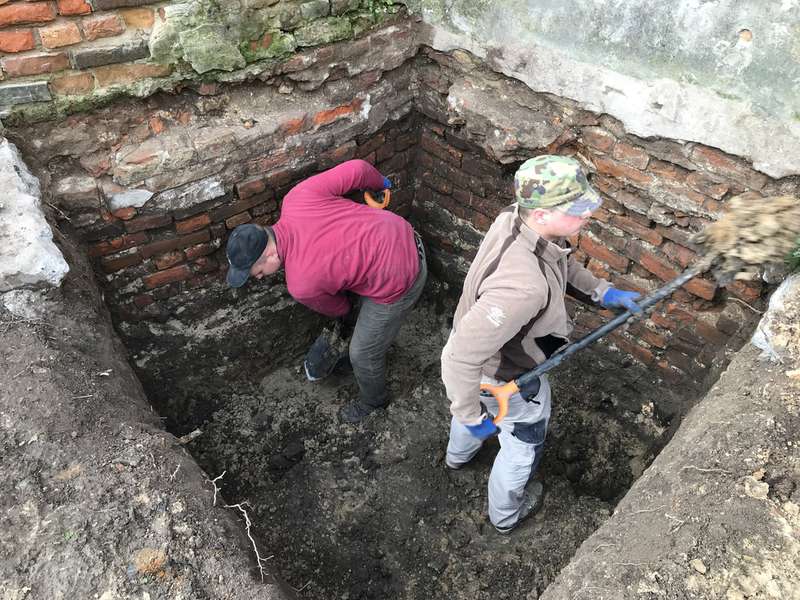 Волинські археологи виявили затоплені підземелля під костелом у Любомлі (фото)