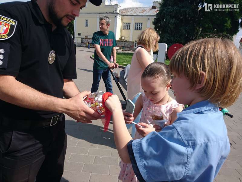 Флікери, цукерки, вікторина: у центрі Луцька пішоходів вчать безпеки (фото)
