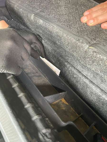 В «Устилузі» службовий пес знайшов «травку» в кабіні фури (фото)