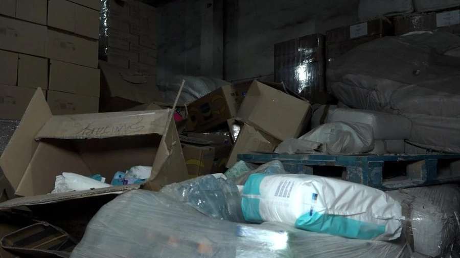На складах у Києві гниють тонни гуманітарки (фото)