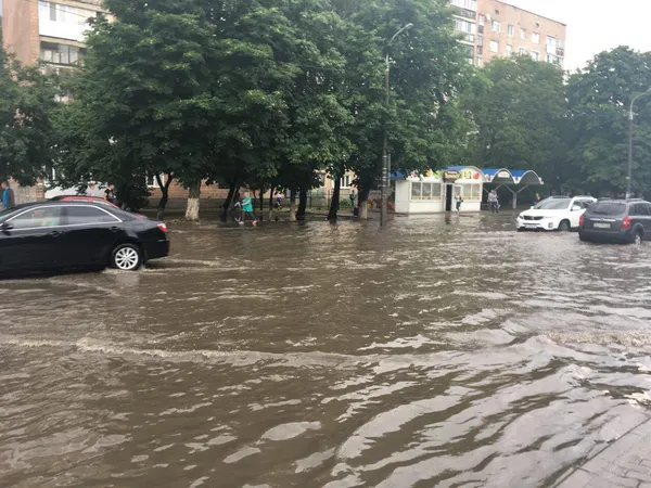 Луцьком прокотилася злива з градом (фото, відео, оновлено)