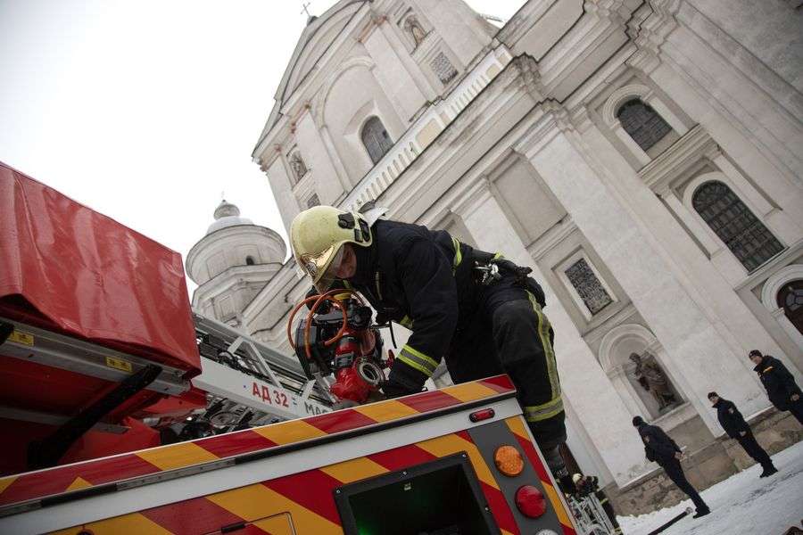 Три пожежні машини та 26 рятувальників: у костелі Петра і Павла в Луцьку працювали вогнеборці (фото)