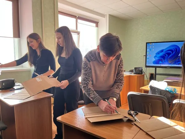 Вчителька Ольга Матьора разом зі своїми учнями також виготовляє окопні свічки