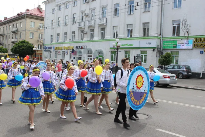 Школярі «промарширували» Луцьком (фото)