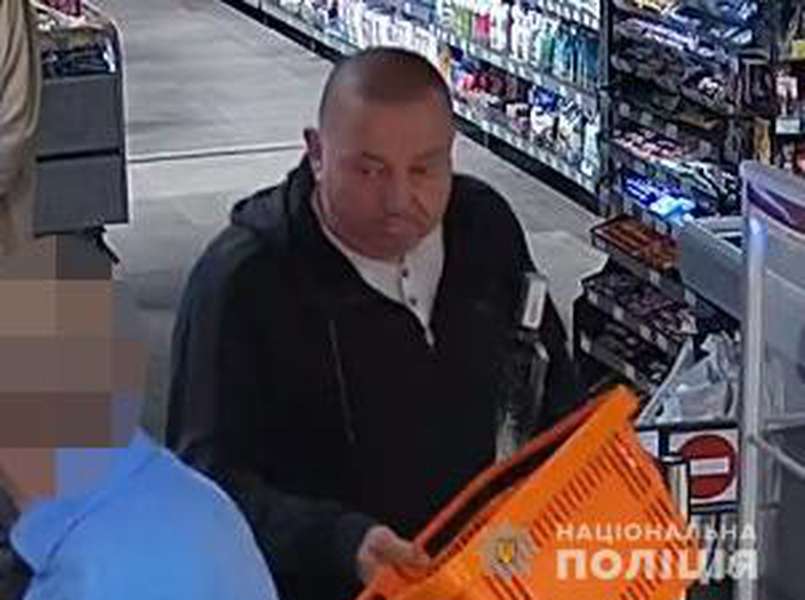 Крадіжки у Луцьку: поліція встановлює особи чоловіків (фото)