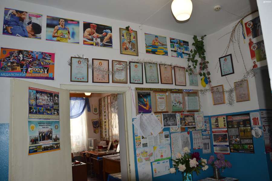 Стіни спортивного клубу рясніють плакатами та різними нагородами