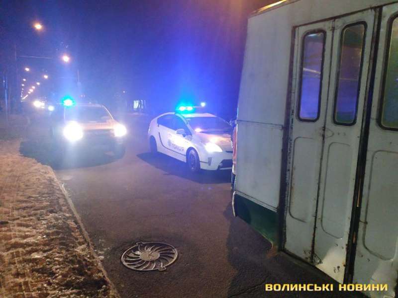 У Луцьку сталася ДТП за участі тролейбуса і легковика (фото)