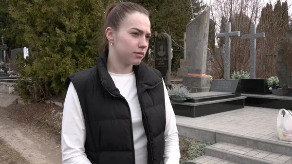 «Розкладаються сотні років»: що робити зі штучними квітами із кладовищ Луцька (фото, відео)