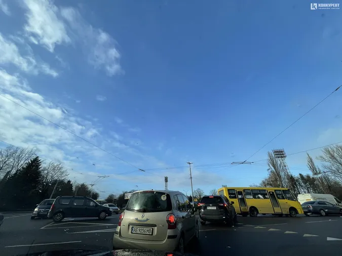 У Луцьку цілий проспект паралізувало через аварію (відео)