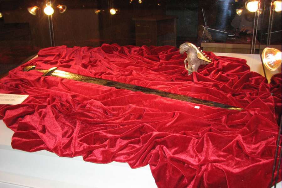 Восени 2011 року біля острова Хортиця рибалка виловив із Дніпра стародавній меч, який у нього викупили українські вчені за $ 10 тисяч, отримані від меценатів.