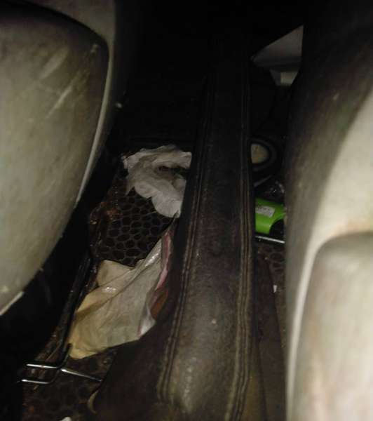 У Луцьку в бусі порушника знайшли наркотики – водій спробував відкупитися (фото, відео)