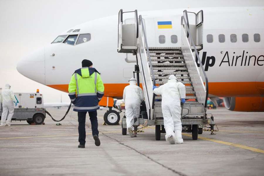 Україна прийняла літак з Китаю: де розмістять евакуйованих і що робитимуть далі (фото)