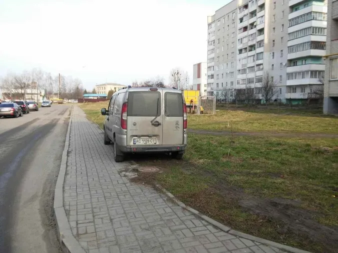 Луцькі муніципали «полюють»  на порушників правил паркування (фото)