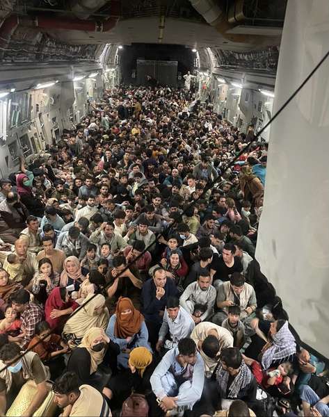 З Афганістану транспортним літаком евакуювали рекордну кількість людей (фото)