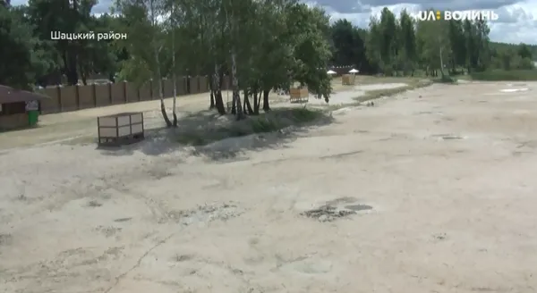 Плюс 25 метрів пляжу: озеро Світязь міліє (відео)