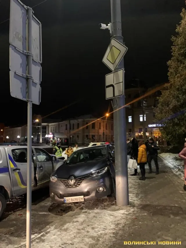 Повідомили деталі нічної ДТП з патрульним авто в центрі Луцька (фото)