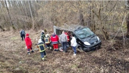 На Волині мікроавтобус злетів з дороги – рятувальники визволяли пасажира (фото)