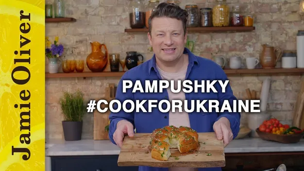 Відомий англійський шеф-кухар Джеймі Олівер приготував пампушки на підтримку України (відео)
