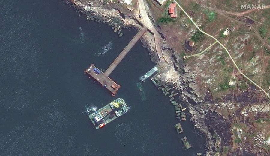Як ЗСУ атакують російський корабель біля Зміїного: супутникові знімки