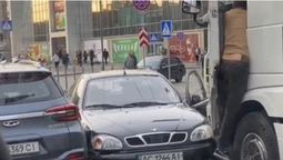 У Луцьку на Рівненській вантажівка не розминулась із двома легковиками (відео)