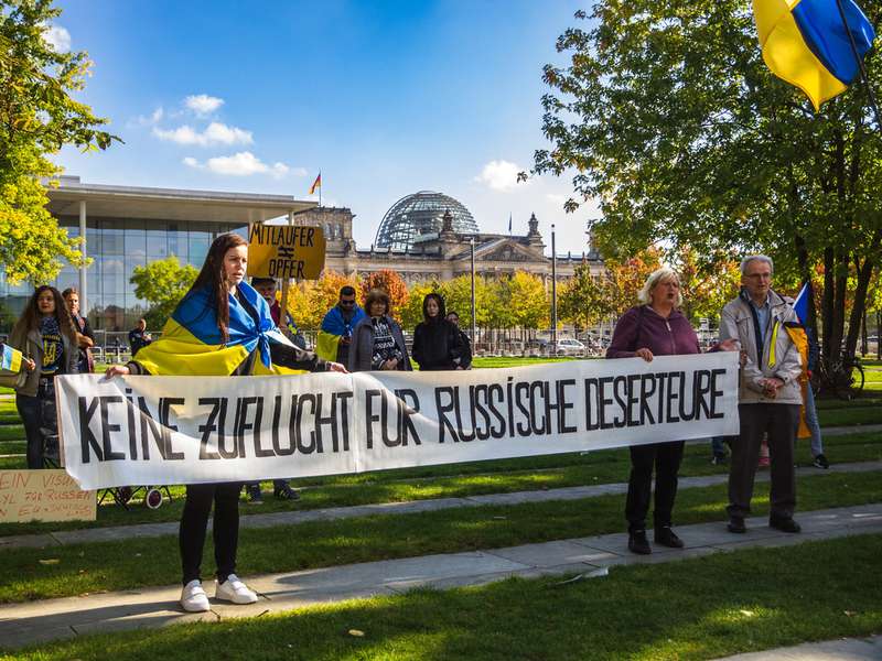 У Німеччині українські біженці протестували проти надання притулку ухилянтам з росії (фото)