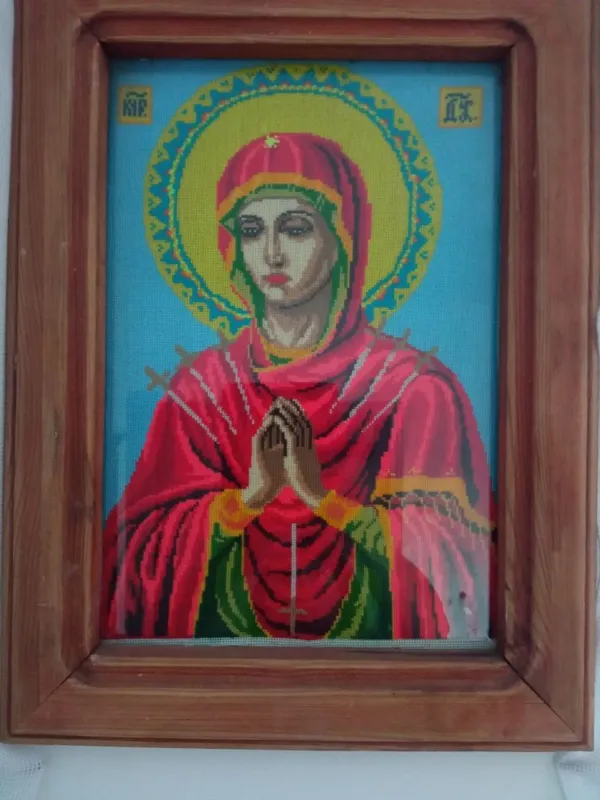 На Волині майстриня вишиває та в'яже  різноманітний одяг