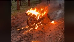 Заради хайпу у Маневичах на відкритті мотосезону спалили мотоцикл (відео)