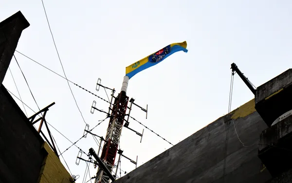 Не помилилися: прапор у центрі Луцька повісили правильно 