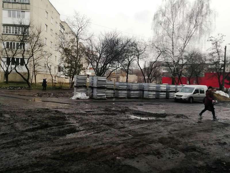 На Молоді та Соборності в Луцьку почали ремонтувати двори (фото)