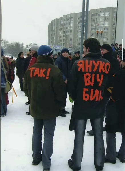 «Трьошка», старий ЦУМ, дельфіни і базар: яким був Луцьк зразка 2000-х (фото)