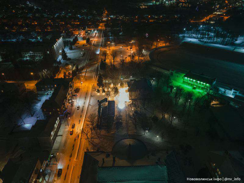 Як виглядає засніжене волинське місто з висоти вночі (фото)