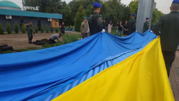 У Луцьку нацгвардійці тренувалися підіймати найбільший стяг Волині (відео)