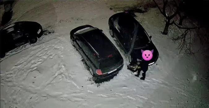 У Луцьку на Молоді орудує «автолюбитель» – знімає чужі «ковпаки» (відео)